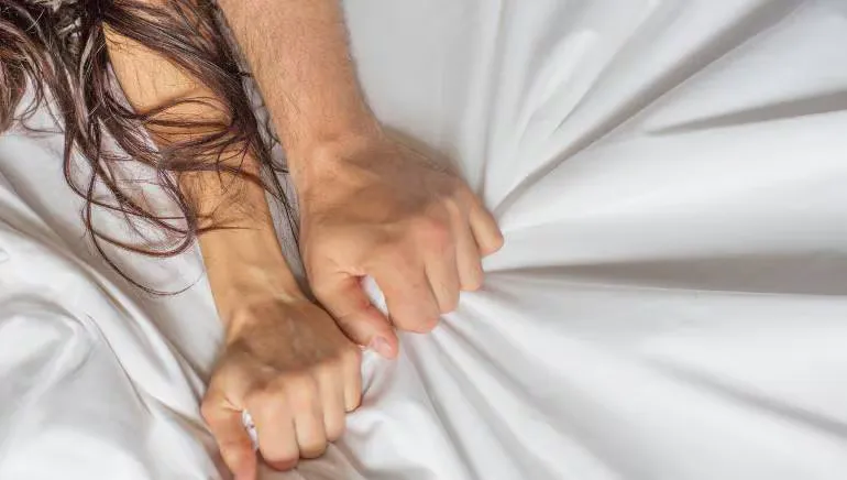 Mãos de casal simbolizando o aumento da libido e do desejo